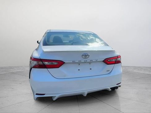 Used 2018 Toyota Camry SE w/ Moonroof Package FWD image 4
