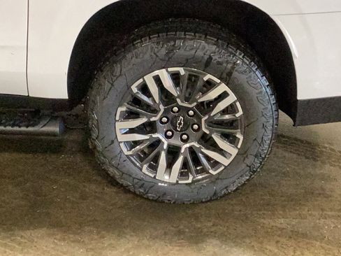 New 2026 Chevrolet Suburban Z71 w/ Comfort Package AWD/4WD image 7