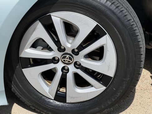 Used 2016 Toyota Prius Four w/ Advanced Technology Package FWD image 9