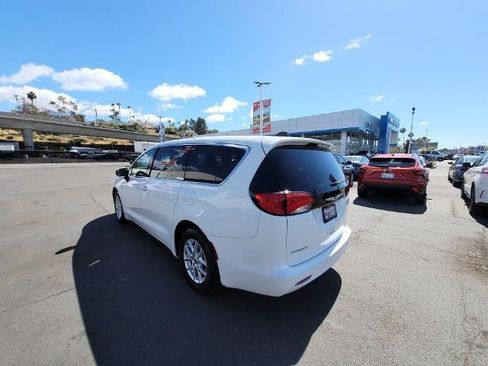 Used 2022 Chrysler Voyager LX FWD image 6