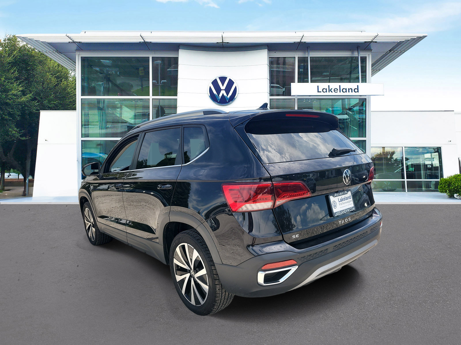Used 2023 Volkswagen Taos SE w/ Panoramic Sunroof Package FWD image 4