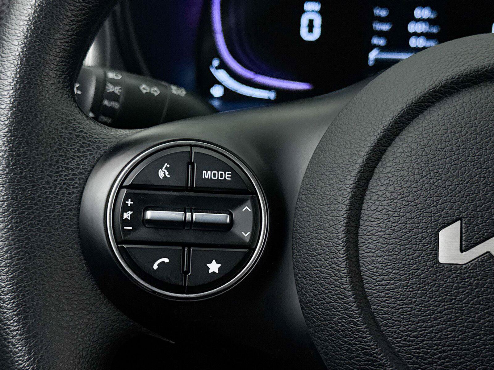 Used 2025 Kia Soul LX w/ LX Technology Package FWD image 32