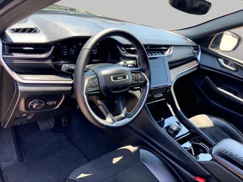 Used 2023 Jeep Grand Cherokee Altitude AWD/4WD image 17
