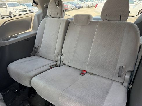 Used 2017 Toyota Sienna LE FWD image 19
