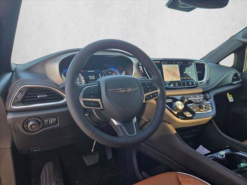 New 2026 Chrysler Pacifica Pinnacle FWD image 3