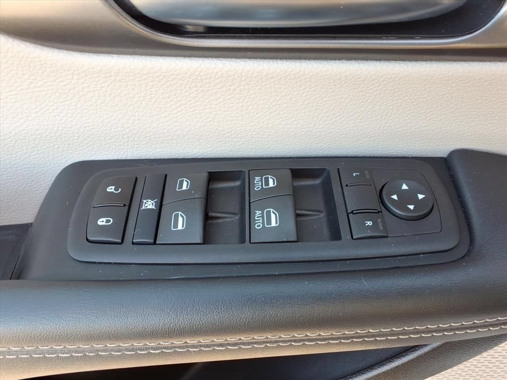 Used 2024 Chrysler Pacifica Touring-L FWD image 19