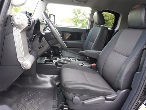Used 2010 Toyota FJ Cruiser 4WD image 9