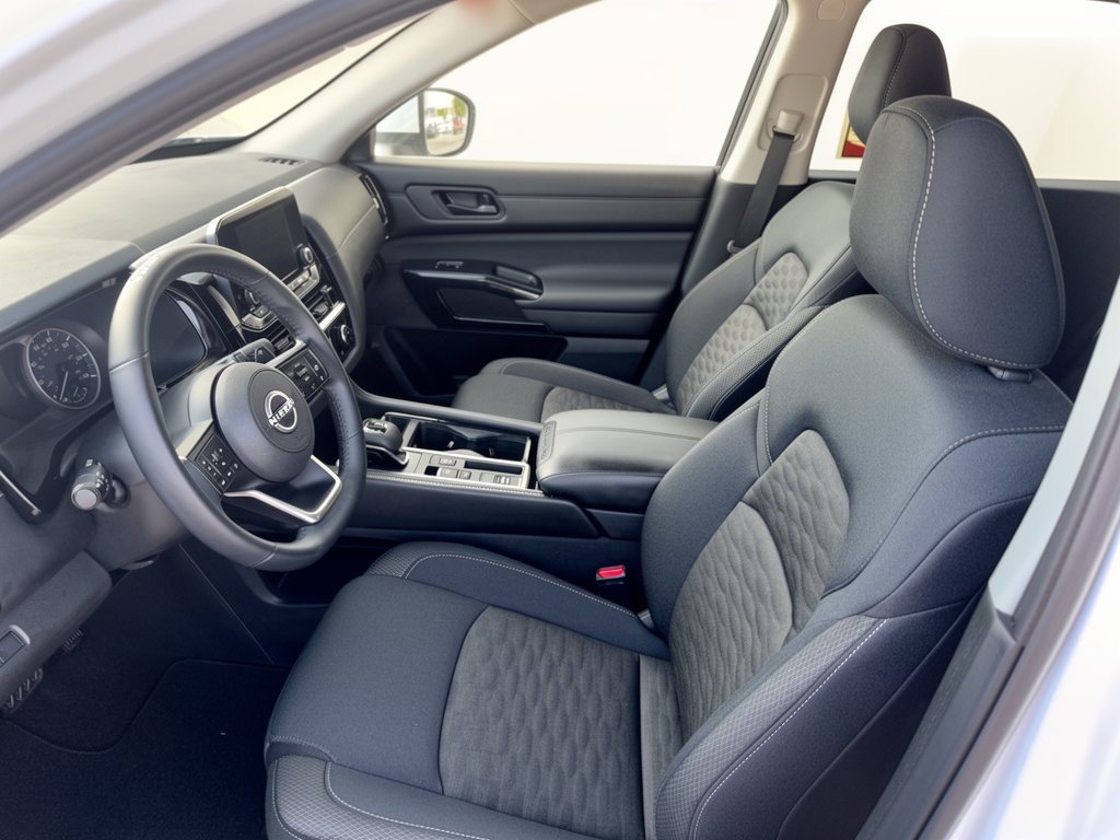 Used 2025 Nissan Pathfinder SV FWD image 9
