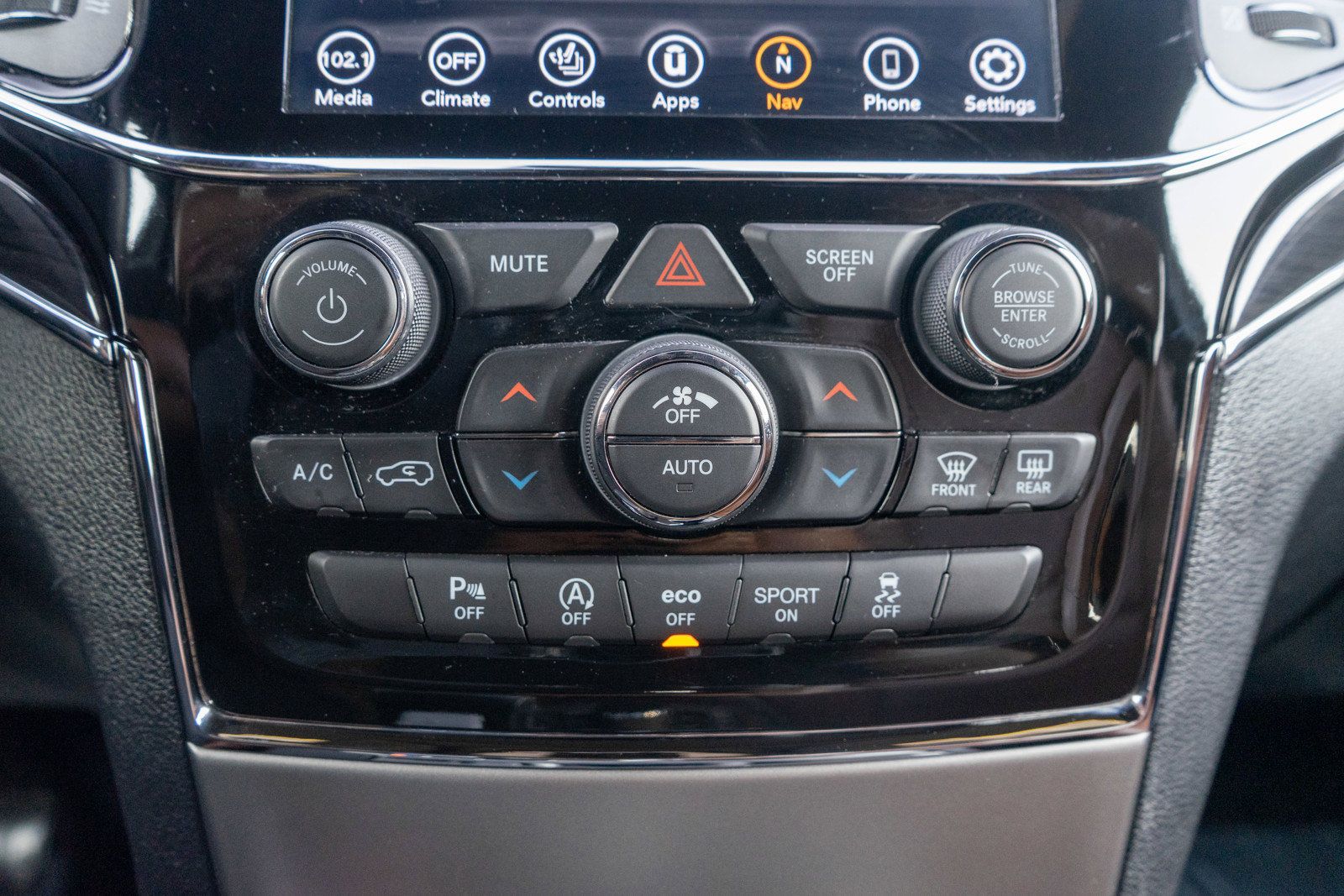 Used 2020 Jeep Grand Cherokee Overland AWD/4WD image 21