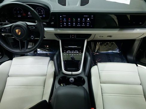 Used 2025 Porsche Cayenne image 13