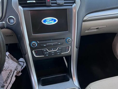 Used 2017 Ford Fusion SE w/ Fusion SE Technology Package image 3