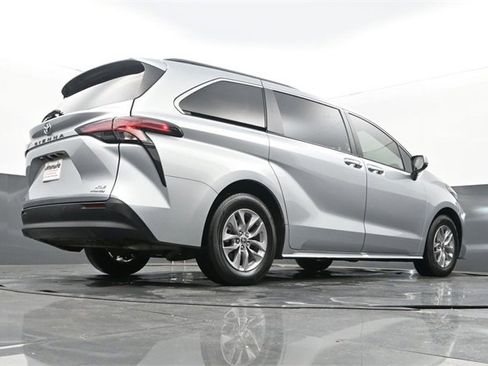 Used 2022 Toyota Sienna XLE image 29