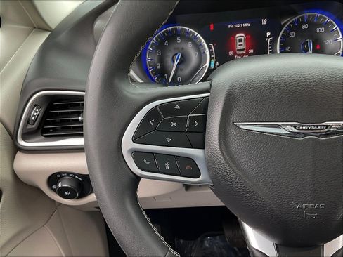 Used 2024 Chrysler Pacifica Touring-L FWD image 12