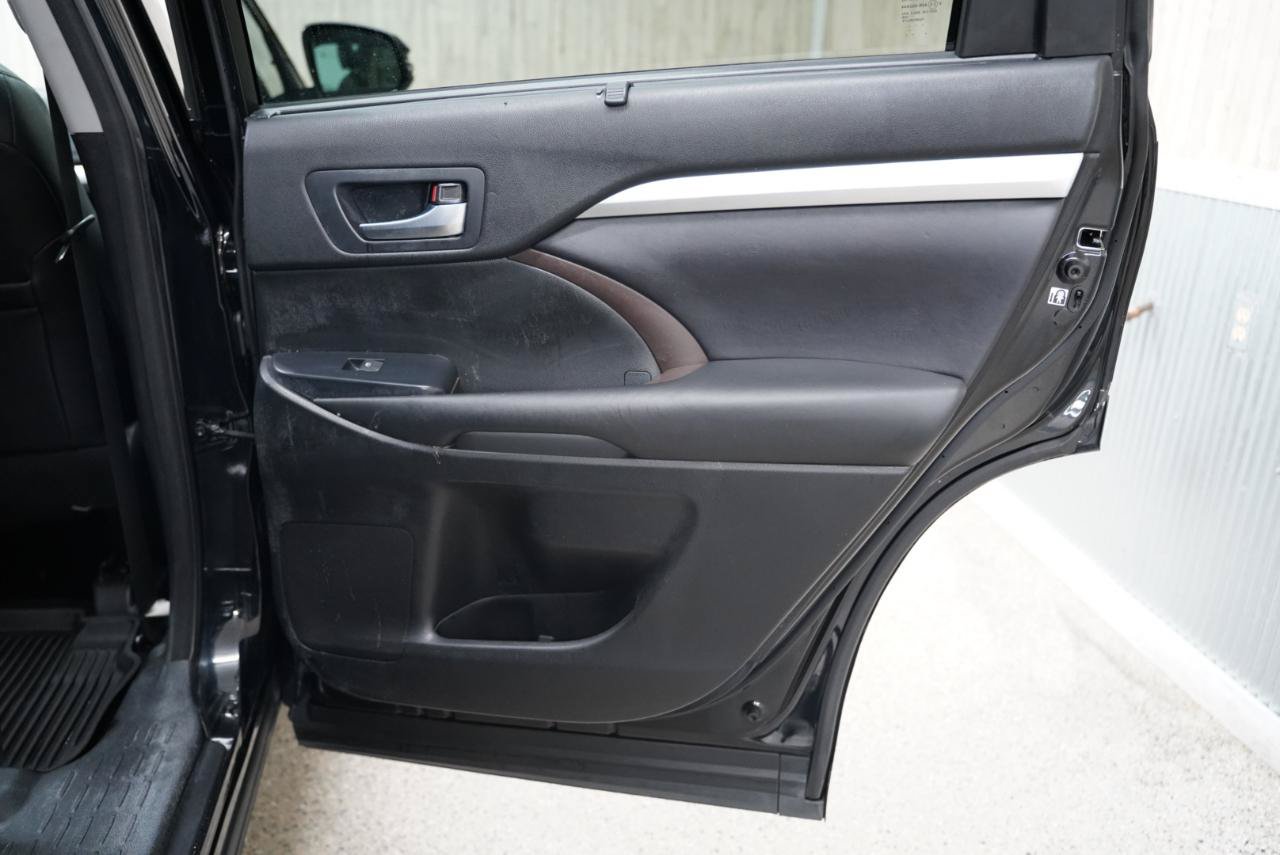 Used 2017 Toyota Highlander XLE AWD/4WD image 38