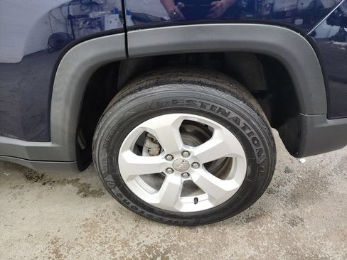 Used 2018 Jeep Compass Latitude FWD image 36