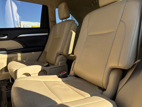 Used 2019 Toyota Highlander XLE image 31