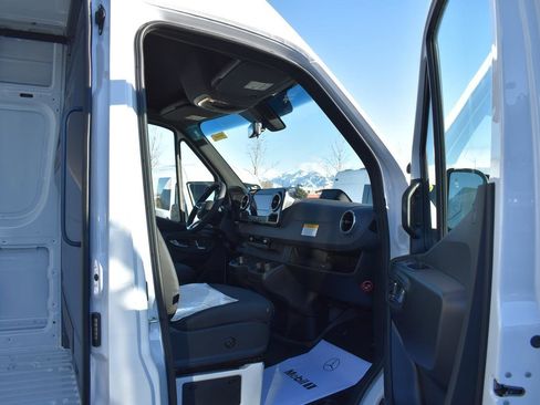 New 2025 Mercedes-Benz Sprinter 2500 image 9