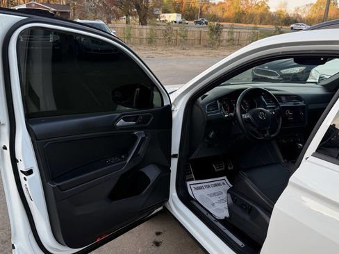 Used 2021 Volkswagen Tiguan SE R-Line image 11