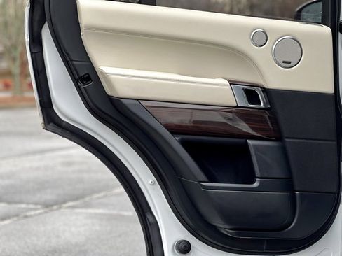 Used 2016 Land Rover Range Rover HSE image 15