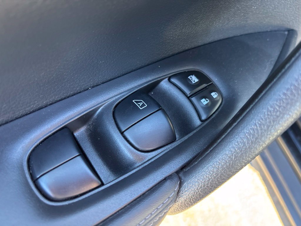 Used 2019 Nissan Rogue SV AWD/4WD image 18