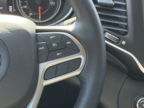 Used 2020 Jeep Cherokee Latitude Plus w/ Comfort/Convenience Group image 26