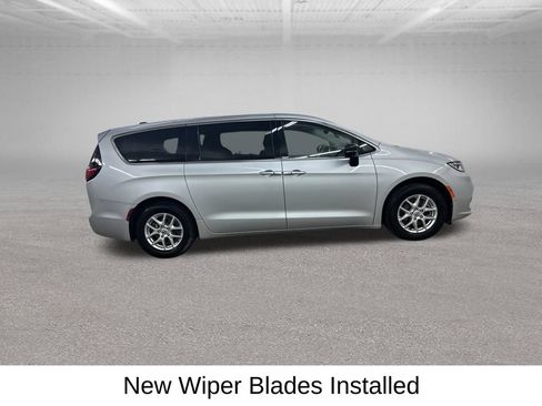 Used 2024 Chrysler Pacifica Touring-L FWD image 16
