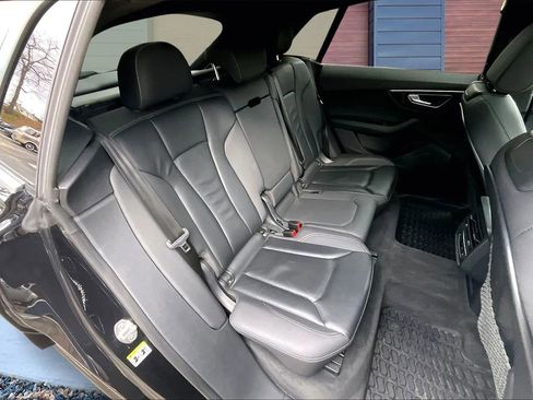 Used 2019 Audi Q8 Premium image 27