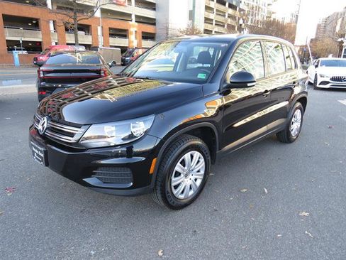 Used 2017 Volkswagen Tiguan S image 1