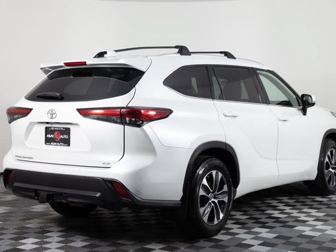 Used 2022 Toyota Highlander XLE FWD image 7