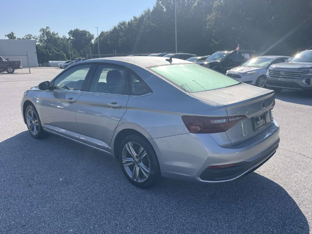 Used 2024 Volkswagen Jetta SE FWD image 6