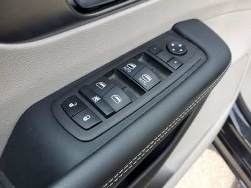 Certified 2023 Chrysler Pacifica Touring-L AWD/4WD image 7