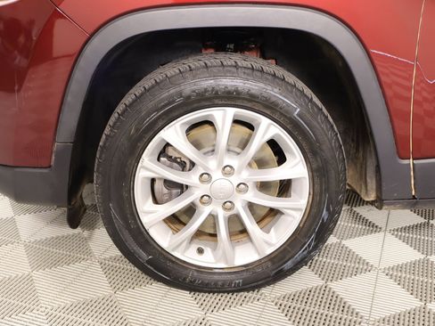 Used 2019 Jeep Cherokee Latitude w/ Popular Appearance Group image 16