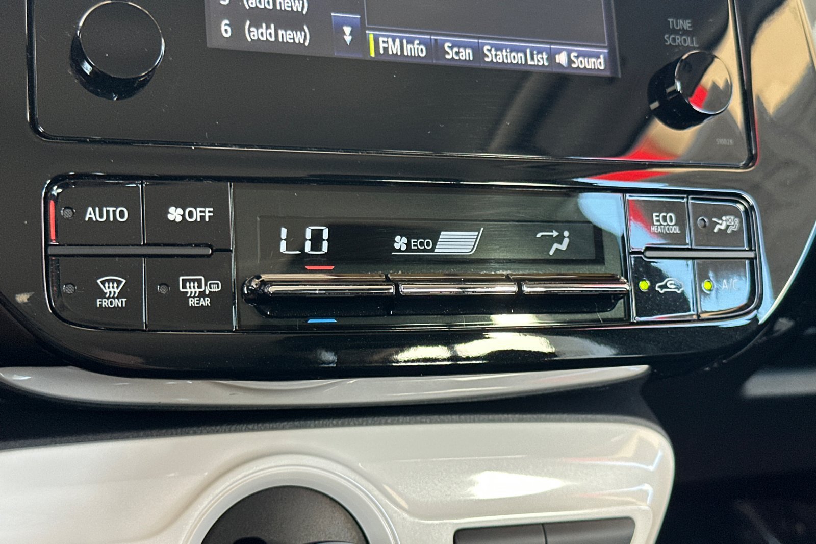 Certified 2017 Toyota Prius Two w/ Carpet Mat Package FWD image 23