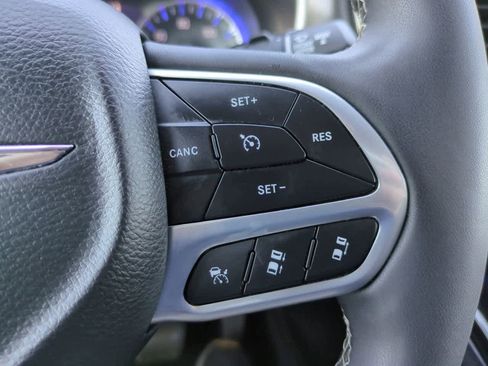 Used 2025 Chrysler Pacifica Select image 25