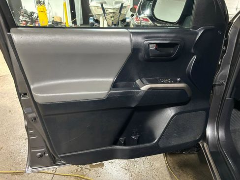 Used 2016 Toyota Tacoma SR5 image 9