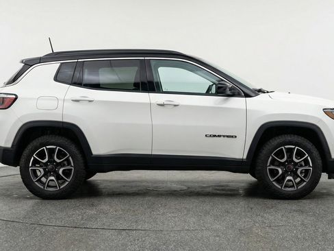 Used 2025 Jeep Compass Trailhawk AWD/4WD image 8