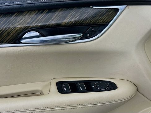 Used 2017 Cadillac XT5 FWD image 17