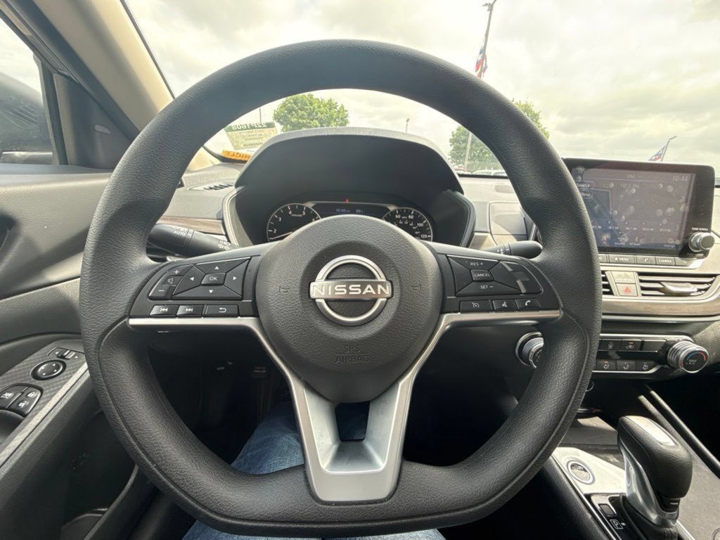 Used 2025 Nissan Altima 2.5 SV FWD image 17