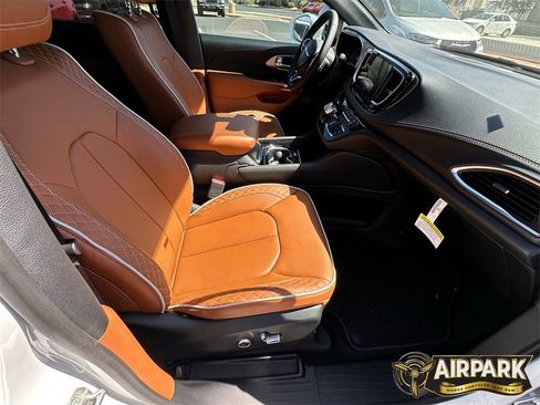 New 2024 Chrysler Pacifica Pinnacle image 12