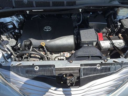 Used 2017 Toyota Sienna XLE w/ XLE Navigation Package FWD image 25