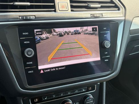 Used 2018 Volkswagen Tiguan SEL AWD/4WD image 19