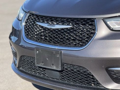 Used 2023 Chrysler Pacifica Touring-L image 5