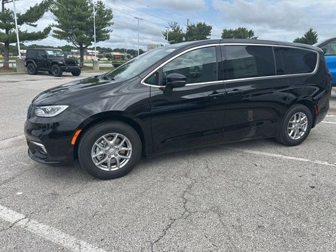 New 2025 Chrysler Pacifica Select w/ Uconnect Theater Family Group image 15