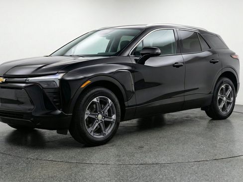 Used 2025 Chevrolet Blazer LT FWD image 3