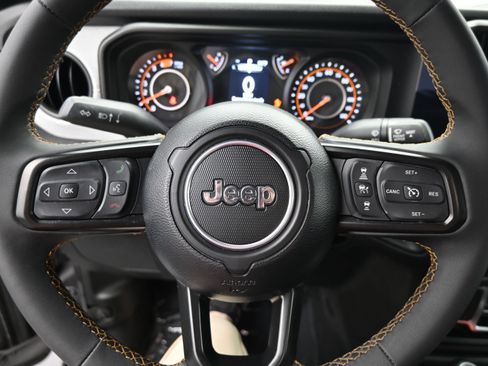 Used 2025 Jeep Wrangler Unlimited Sport AWD/4WD image 12