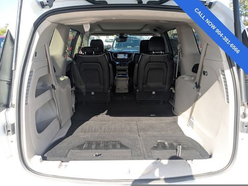 Used 2024 Chrysler Pacifica Limited FWD image 13