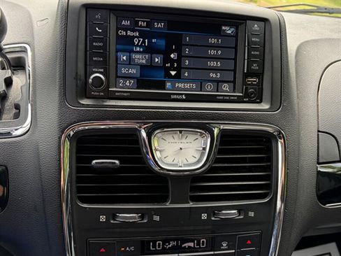 Used 2016 Chrysler Town & Country S FWD image 15