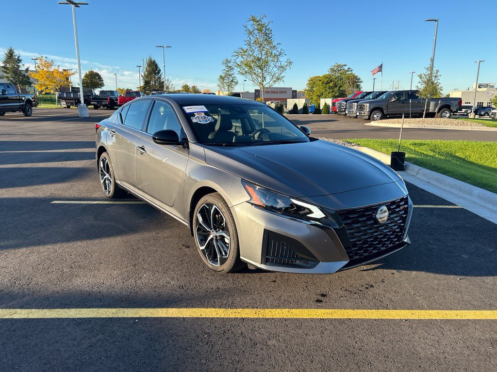 Used 2025 Nissan Altima 2.5 SR AWD/4WD image 8