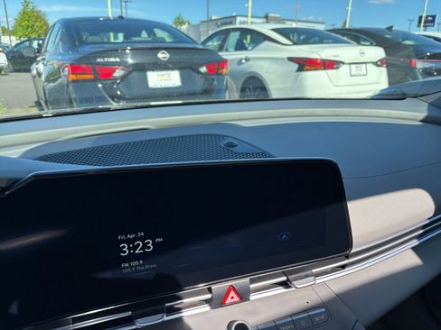 Used 2025 Hyundai Elantra SEL FWD image 18