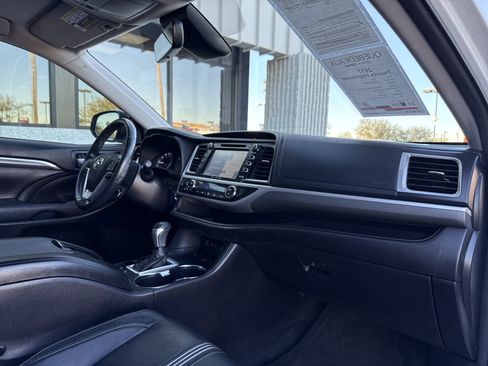 Used 2017 Toyota Highlander SE image 43